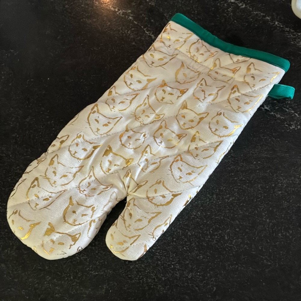 Anthropologie Leah Reena Goren Cat Oven Mitt.